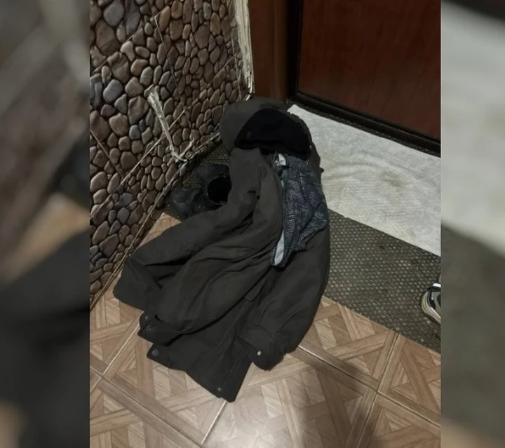 Спецтехника полиции и следователи в квартире в Новосибирске после кражи у глухонемого мужчины