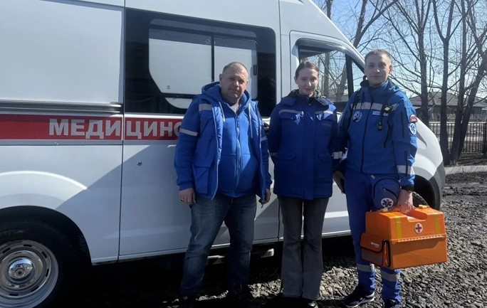 Размытая дорога в деревне Грамотино, снежная каша и глубокие лужи весной.