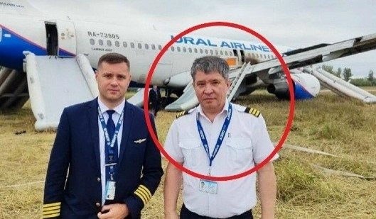 Эдуард Семенов, второй пилот «Уральских авиалиний», подает документы на участие в выборах