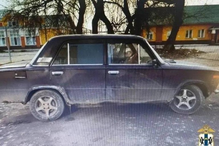 Брошенный автомобиль ВАЗ-2109 в кювете на трассе в Новосибирской области после угона подростками