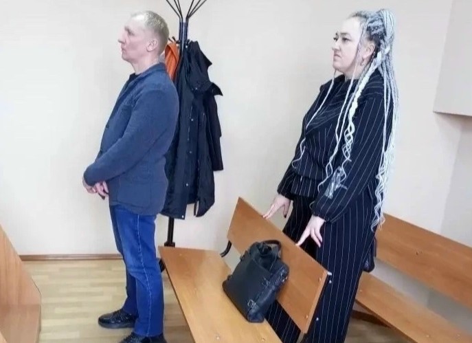 Пачки российских рублей и китайских юаней на фоне судебного молотка и документов.