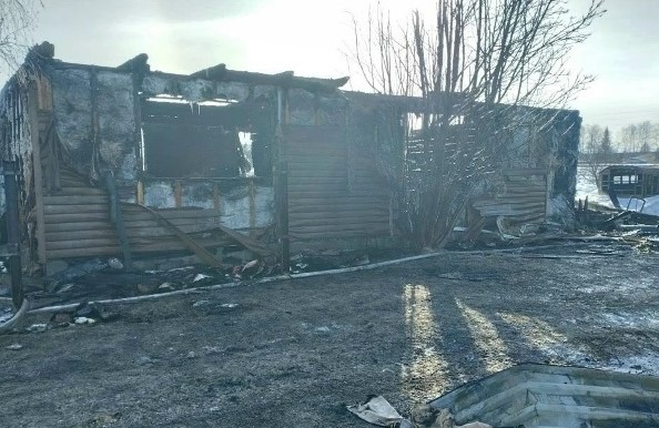 Обугленные руины частного жилого дома на улице Садовой в поселке Кошево после пожара