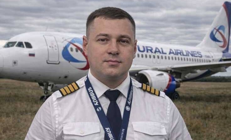Самолет Airbus A320 авиакомпании «Уральские авиалинии» на пшеничном поле в Новосибирской области.