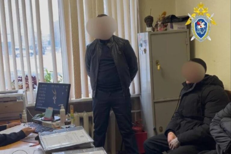 Зал судебных заседаний с пустой скамьей подсудимых за защитным стеклом во время оглашения апелляционного определения.