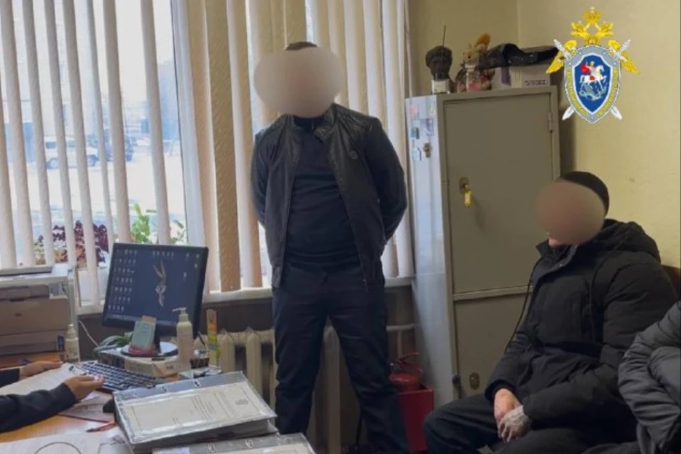 Зал судебных заседаний с пустой скамьей подсудимых за защитным стеклом во время оглашения апелляционного определения.