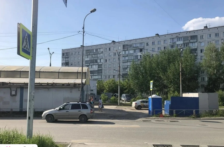 Экипаж ДПС ГИБДД Новосибирска оформляет дорожно-транспортное происшествие на нерегулируемом пешеходном переходе.