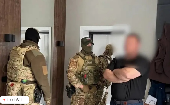 Следователи Следственного комитета РФ и прокуроры изучают поддельные земельные документы и кадастровые карты во время расследования дела о мошенничестве на 130 миллионов рублей.