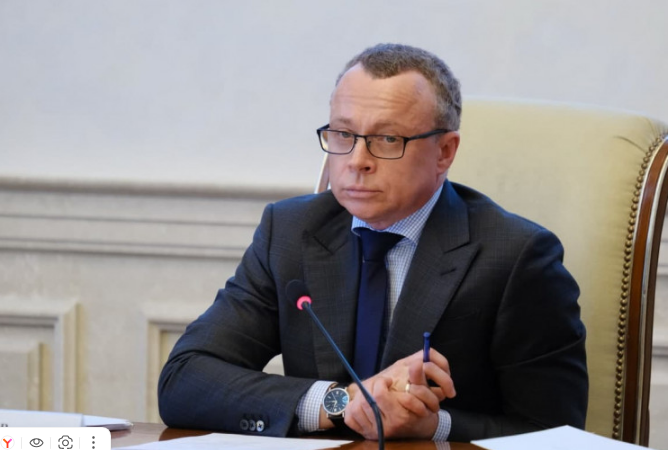 Официальный рабочий портрет первого заместителя губернатора Новосибирской области Юрия Петухова в зале заседаний правительства.