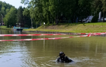 Водолазная группа спасательной службы Новосибирской области ведет поисковые работы на реке.