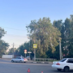 Служебный кроссовер дорожно-патрульной службы ГИБДД с проблесковыми маячками на месте расследования наезда на пешехода на улице Кутателадзе в Новосибирске.