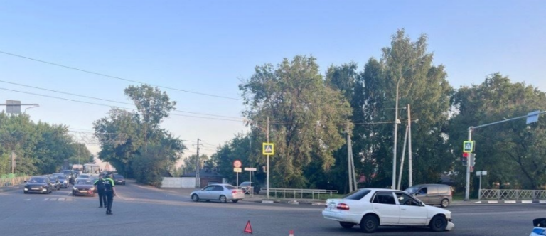 Служебный кроссовер дорожно-патрульной службы ГИБДД с проблесковыми маячками на месте расследования наезда на пешехода на улице Кутателадзе в Новосибирске.