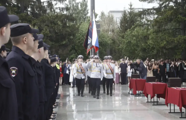 Строй молодых сотрудников полиции в парадной форме на Монументе Славы в Новосибирске во время торжественного вручения первых офицерских погон.