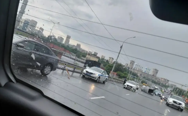 Опрокинувшийся на бок крупнотоннажный грузовой автомобиль с полуприцепом, заблокировавший несколько полос движения на улице Ипподромской в Новосибирске.