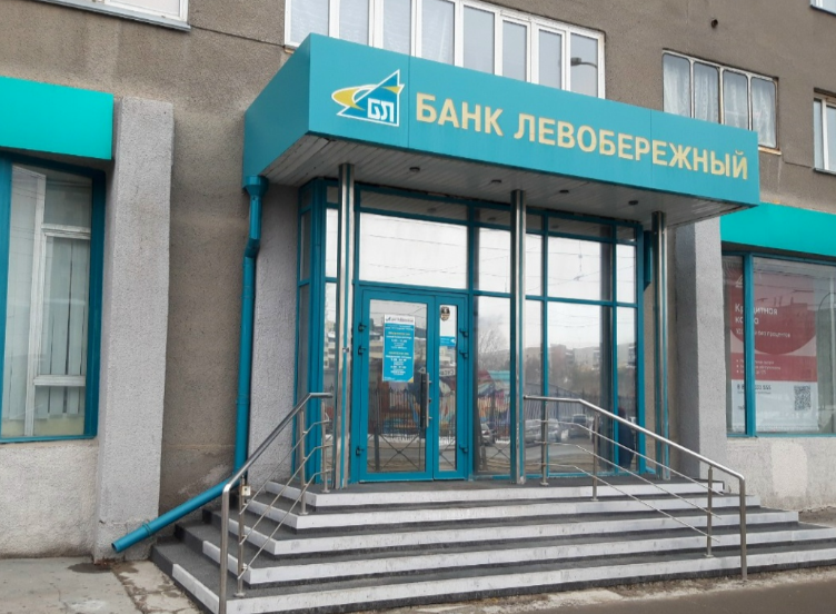 Символический деревянный судейский молоток лежит на томах уголовного дела в зале судебных заседаний.