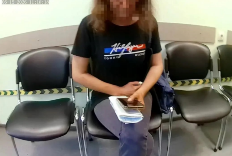 Служебный автомобиль Агентства Безопасности «Гвардия» и машина специализированной психиатрической помощи у входа в здание Центра занятости населения в Новосибирске.