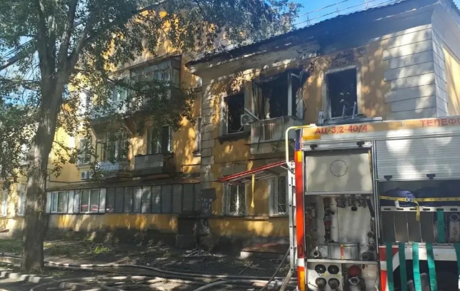 Пожарные расчеты МЧС России ликвидируют открытое горение кровли и второго этажа трехэтажного жилого дома №57 по улице Народной в Новосибирске.
