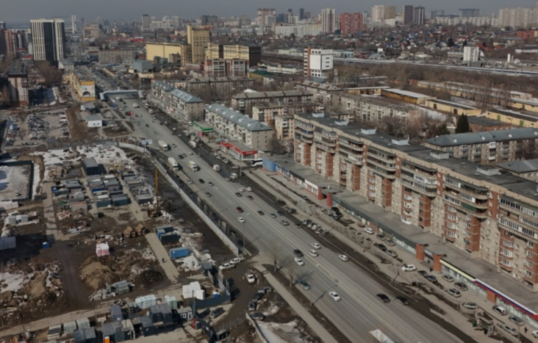 Затор из легковых автомобилей и автобусов на улице Большевистской в Новосибирске в направлении Академгородка.