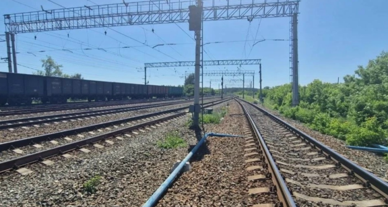 Маневровый тепловоз на железнодорожных путях станции Линёво в Новосибирской области, где произошло травмирование женщины-пешехода.