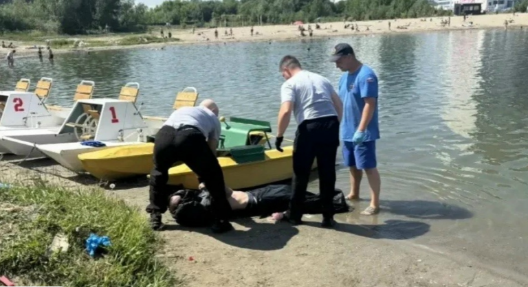 Водолазы муниципальной аварийно-спасательной службы МАСС Новосибирска проводят поисковые работы на обводненном карьере Юго-Западный.