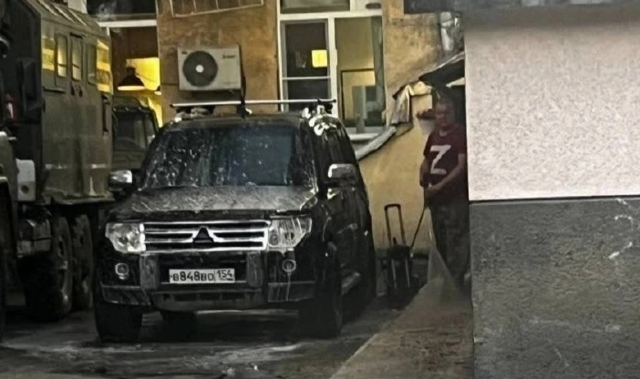 Заставленный легковыми автомобилями тесный двор многоквартирного жилого дома в Центральном районе Новосибирска
