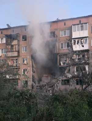 Поврежденный в результате детонации беспилотника частный жилой дом в поселке Калиновка на окраине Горловки