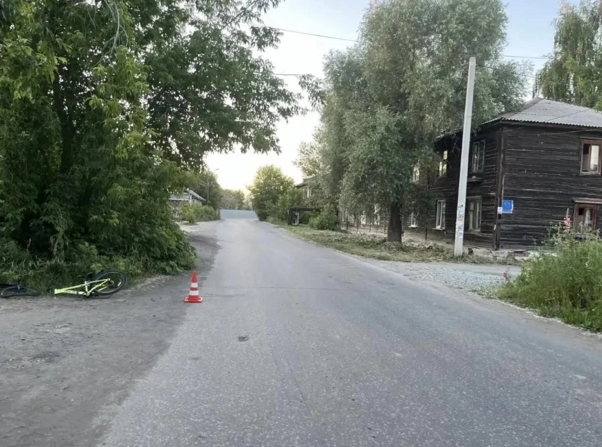 Патрульный автомобиль ГАИ с включенными проблесковыми маячками на месте дорожно-транспортного происшествия в Ленинском районе