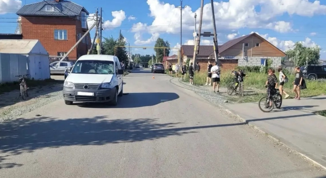 Патрульный автомобиль дорожно-патрульной службы Госавтоинспекции с включенными световыми сигналами на месте дорожно-транспортного происшествия
