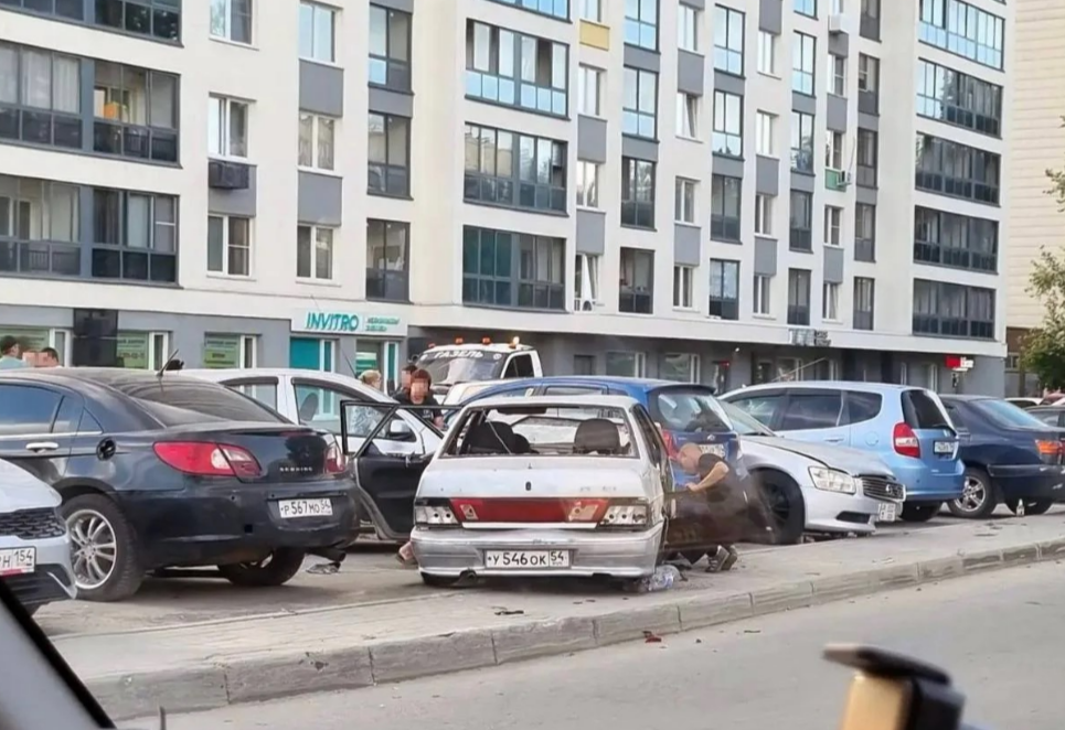 Поврежденный в результате ночной аварии остов отечественного автомобиля на обочине возле жилого дома №273 на улице Зорге.