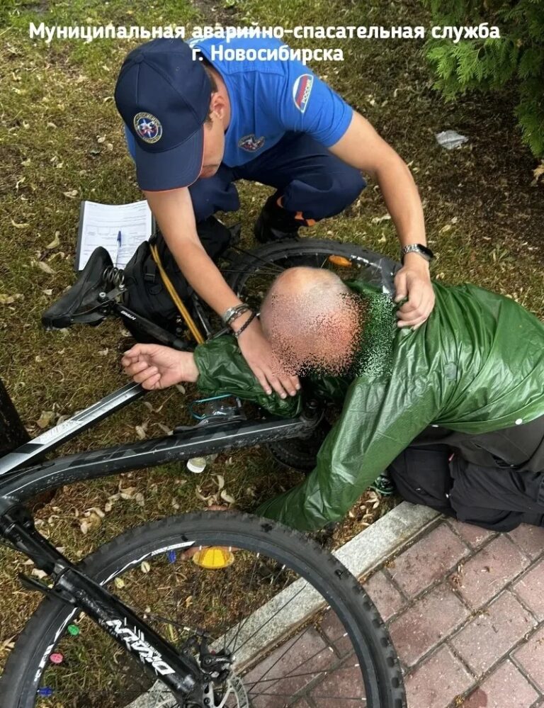 Спасатели муниципальной аварийно-спасательной службы Новосибирска применяют специальный инструмент для деблокирования пострадавшего на улице Вокзальная магистраль 4 июля 2026 года.
