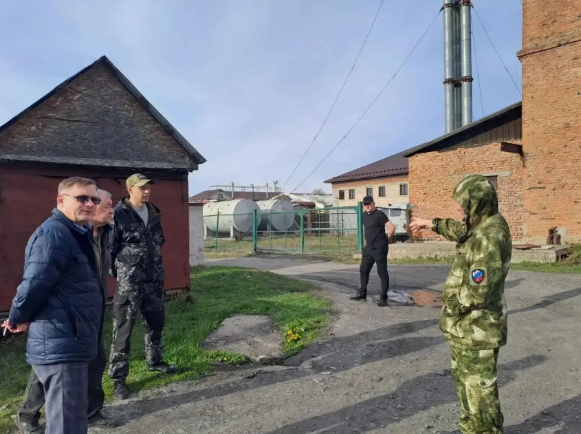 Здание Татарского районного суда Новосибирской области или официальная символика прокуратуры