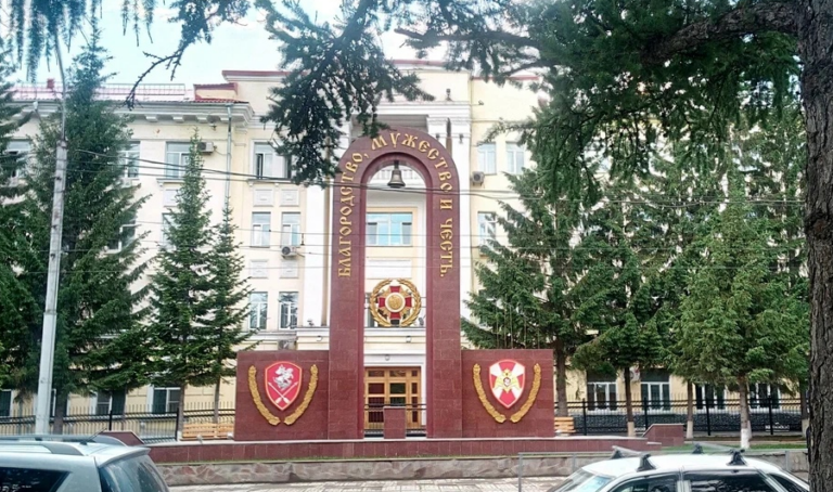Памятник-мемориал воинам Сибирского округа внутренних войск в Новосибирске с признаками разрушения