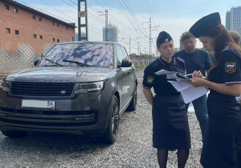 Процесс описи и ареста люксового автомобиля Land Rover Range Rover судебными приставами на парковке