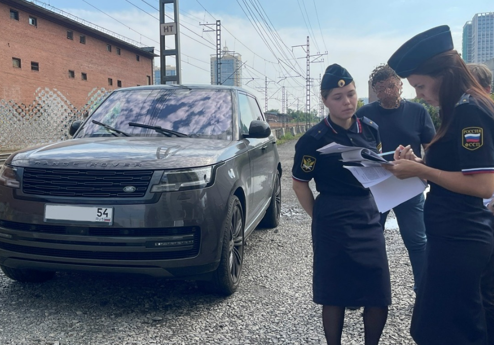 Процесс описи и ареста люксового автомобиля Land Rover Range Rover судебными приставами на парковке