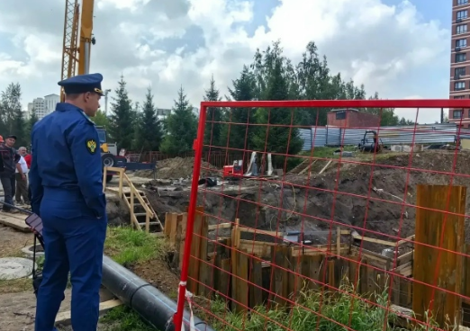Аварийные бригады МУП «Горводоканал» проводят гидродинамическую промывку труб в микрорайоне Горский в Новосибирске