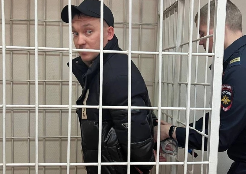 Входная группа пятизвездочной гостиницы в Центральном районе Новосибирска под охраной полиции.