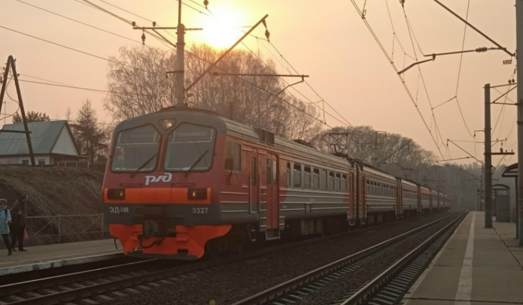 Железнодорожные пути и предупреждающие знаки безопасности в районе остановочной платформы Комаровка в Новосибирской области.