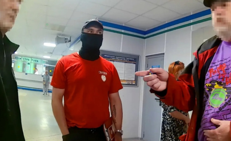 Патрульный автомобиль частной охранной организации или сотрудники полиции у входа в медицинское учреждение