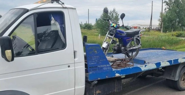 Патрульный автомобиль дорожно-патрульной службы Госавтоинспекции во время ночного или дневного рейда