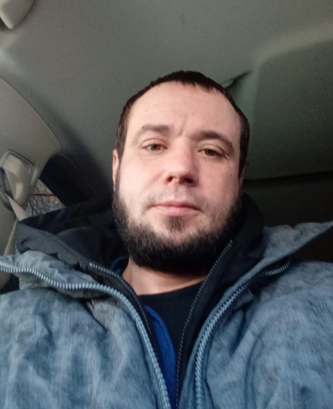 Процесс забора донорской крови у волонтера в специализированном медицинском центре