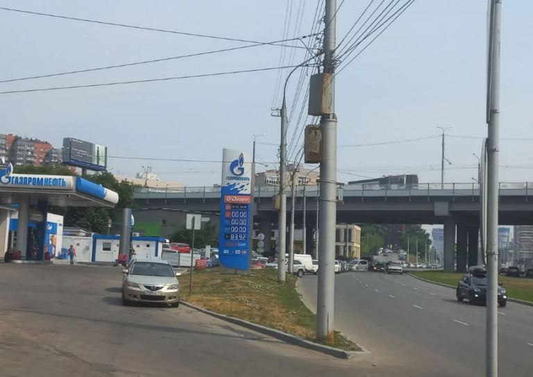Очередь из легковых и грузовых автомобилей перед въездом на автозаправочную станцию в Новосибирске