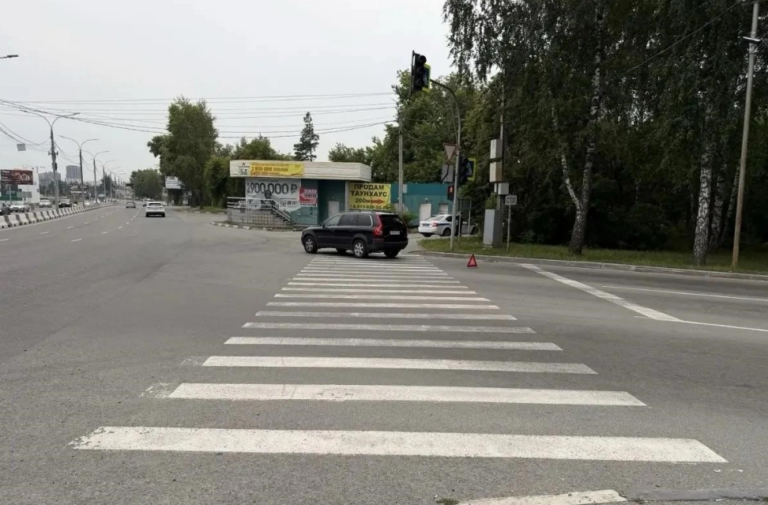 Место дорожно-транспортного происшествия на нерегулируемом пешеходном переходе в Заельцовском районе Новосибирска