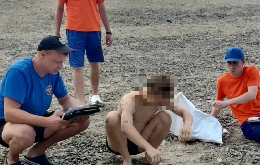 Патрульная моторная лодка муниципальной аварийно-спасательной службы (МАСС) на фоне Бугринского моста в Новосибирске.