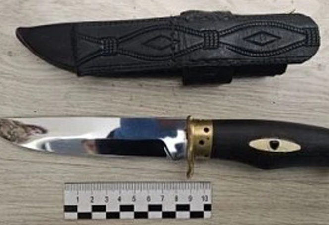 Здание Ленинского районного суда города Новосибирска со служебным транспортом на переднем плане