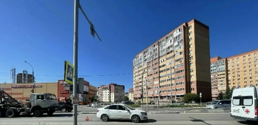 Патрульный автомобиль ДПС ГАИ с включенными проблесковыми маячками на месте аварии