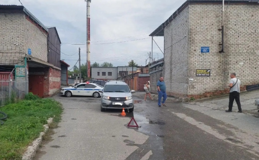 Белая Лада Ларгус стоит на дороге с разбитым лобовым стеклом рядом с лежащим велосипедом