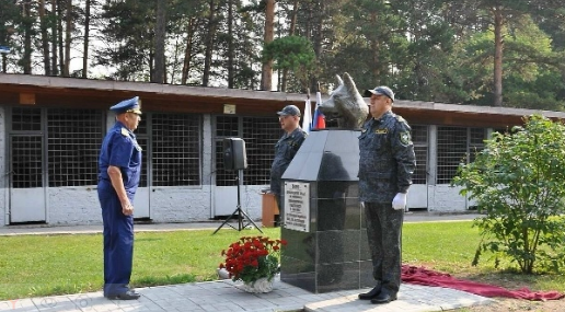 Отреставрированный памятник служебной немецкой овчарке Антею на железнодорожной станции в Новосибирске