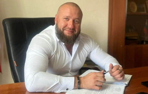 Поисково-спасательный катер МЧС на волнах Обского моря в Новосибирской области