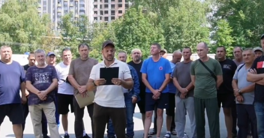 Служебные автомобили скорой медицинской помощи на парковке в Новосибирске