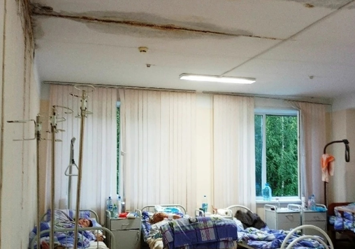Потоки воды стекают с потолка больничной палаты ЦКБ Академгородка в Новосибирске