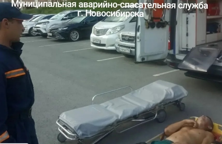 Эвакуация пострадавших из глубокого оврага спасателями в Новосибирской области